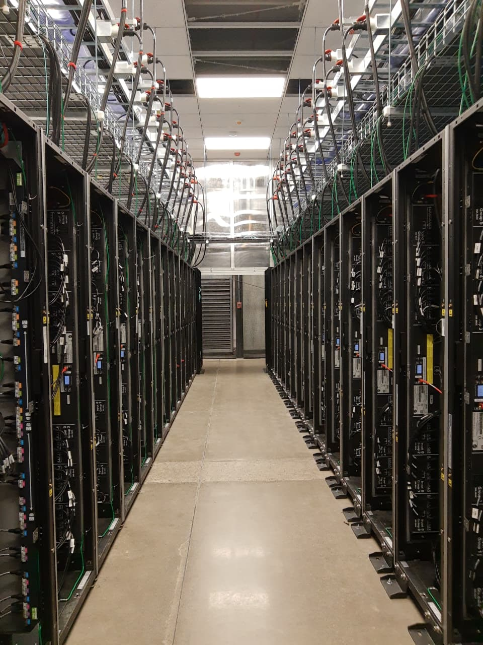 datacenter-chile-pasillo.webp